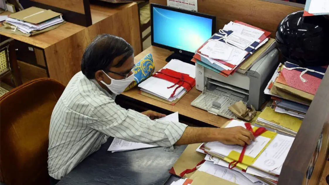 सरकारी कर्मचाऱ्यांना आनंदाची बातमी; सेवानिवृत्तीचे वय 60 राहणार नाही, तब्बल इतके वर्ष वाढले