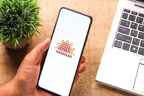 राज्य सरकारचा मोठा निर्णय Aadhaar Card यापुढे जन्म तारखेचा पुरावा नाही,