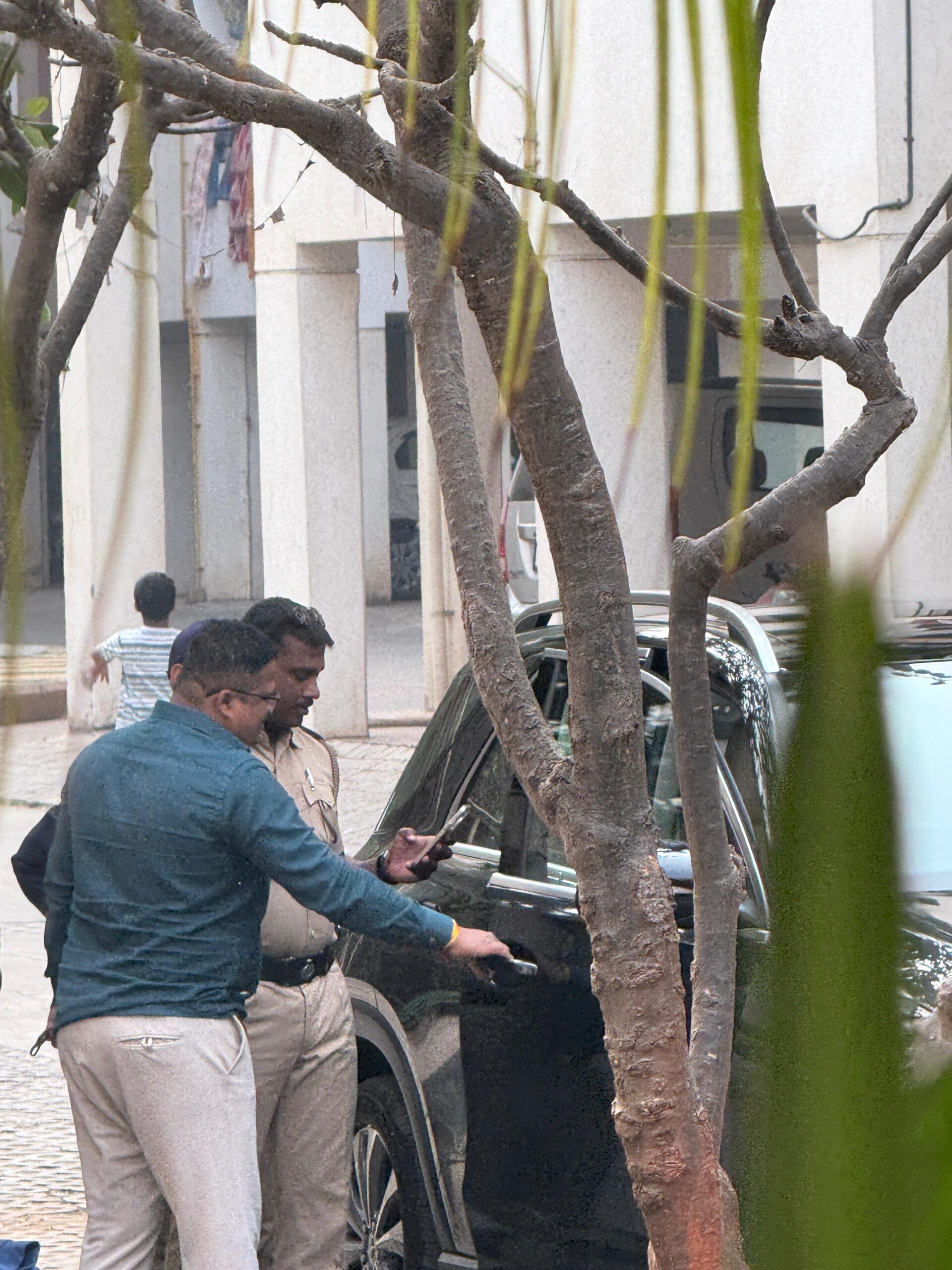 पिंपरी चिंचवड प्रभाग 2 उमेदवार वसंत बोराटेच्या बंधूंना पैसे वाटताना पकडले