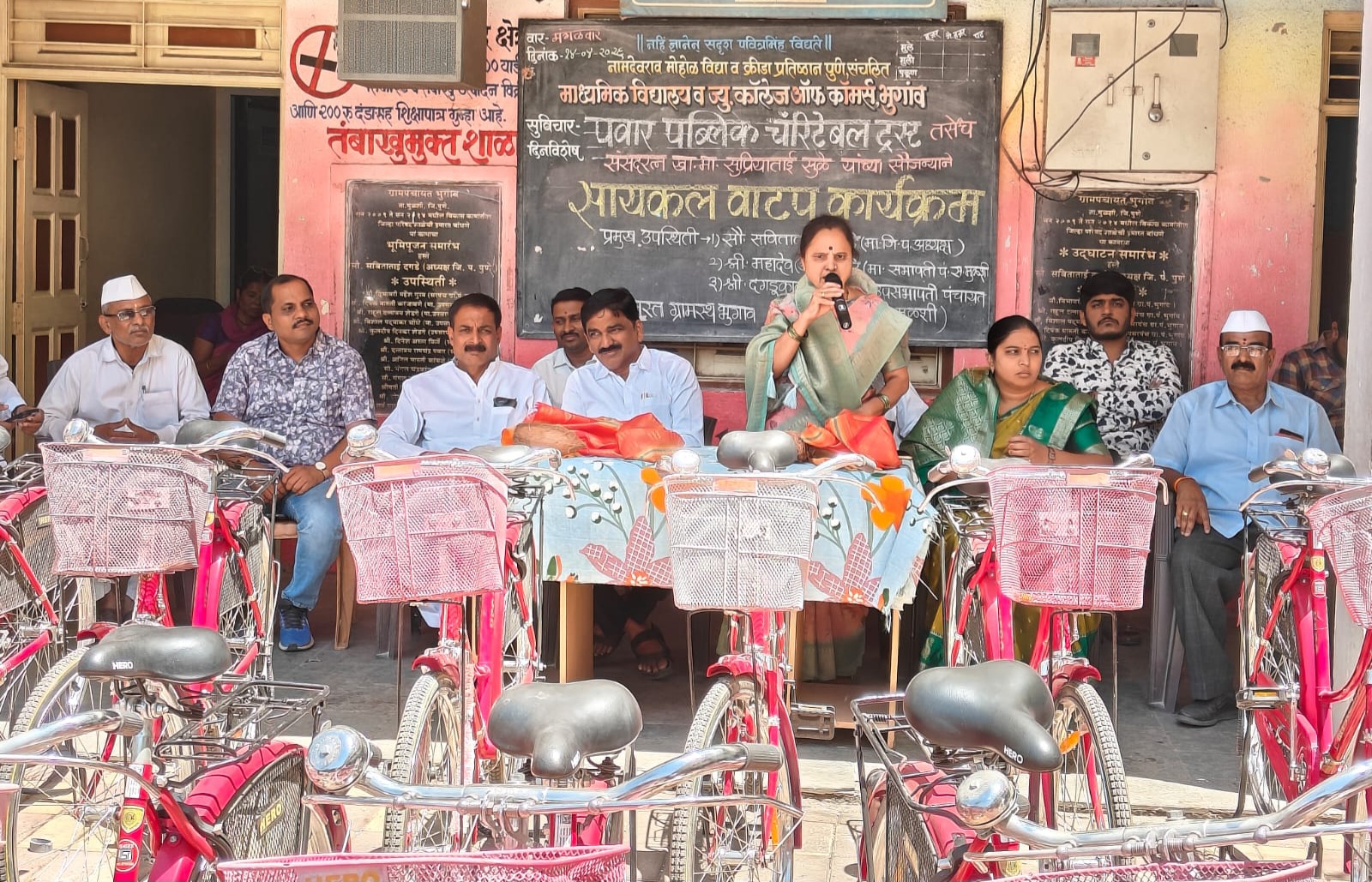 पवार पब्लिक चॅरिटेबल ट्रस्टच्या माध्यमातून भुगाव येथील विद्यार्थिनींना सायकल वाटप