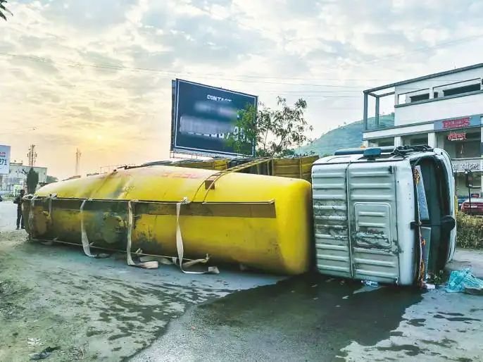 म्हाळुंगे–नांदे रोडवर आरएमसी ट्रक उलटला..! मोठ्या खड्ड्यामुळे अपघात ?